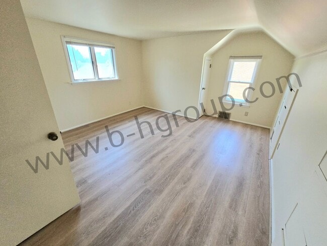 Building Photo - Great Location!