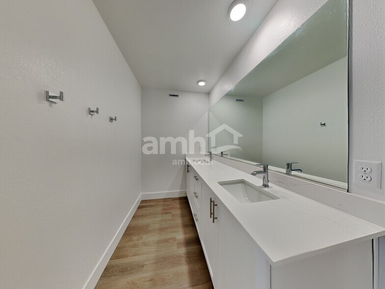Building Photo - 9130 Fiesta Impatiens Ct