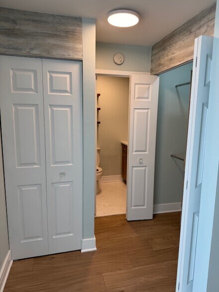 2 closets outside bathroom - 3930 N Pine Grove Ave