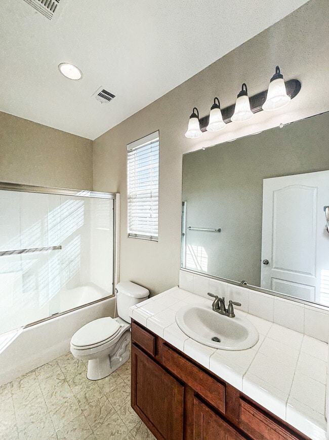 Building Photo - 5537 N Gates Ave