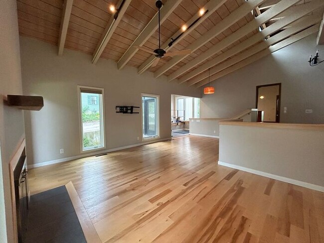 Building Photo - $3,350 | 5 Bedroom, 2.5 Bathroom House | P...