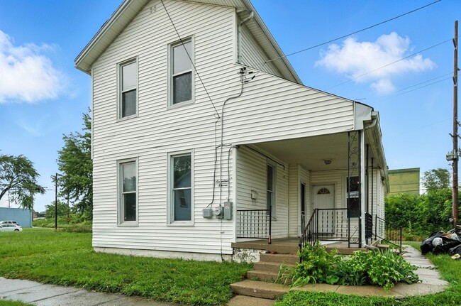Primary Photo - Newly Renovated, Large Home in Dayton!!