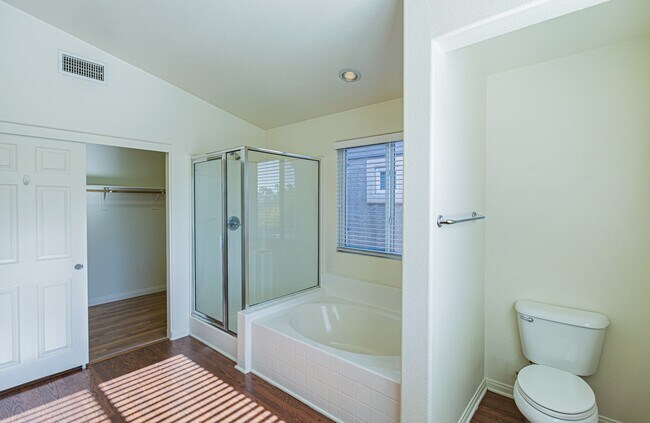 Building Photo - Beautiful 2 story Home