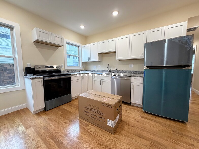 Building Photo - 5 Lowell Cir