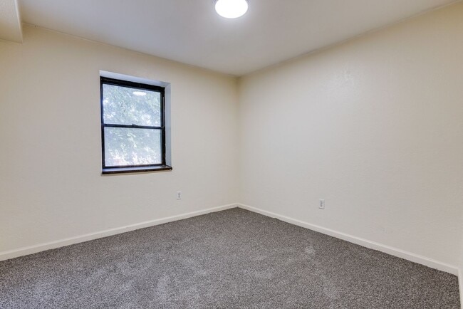 Building Photo - 182 W Warrington Ave