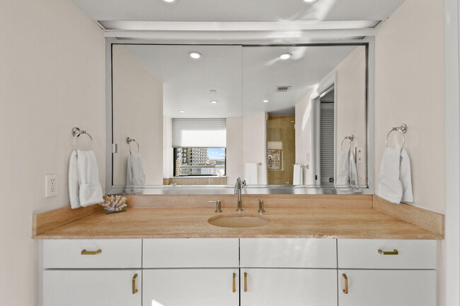 Building Photo - 529 S Flagler Dr