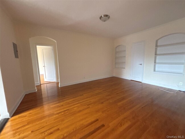 Building Photo - 160 S Middle Neck Rd