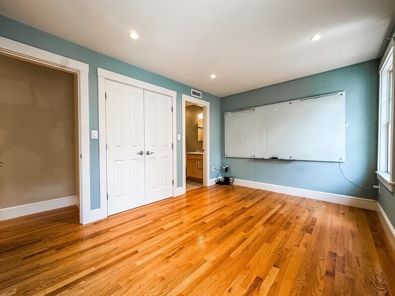 Building Photo - 15 York Pl