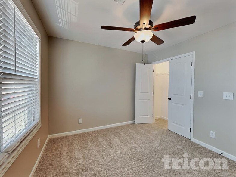 Building Photo - 220 Signature Pl