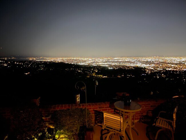 Building Photo - 19 Bronco Dr