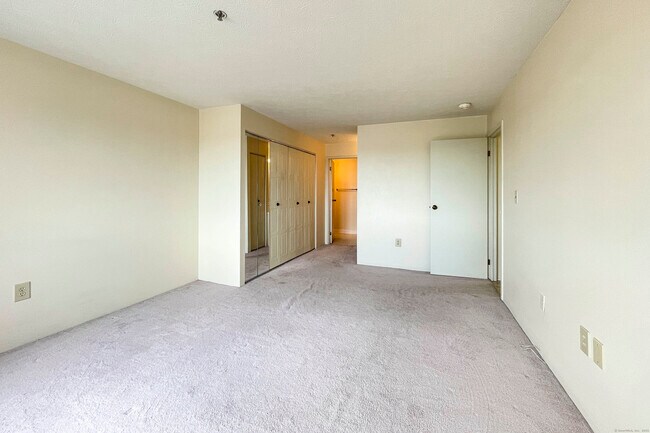 Building Photo - 111 deKoven Drive