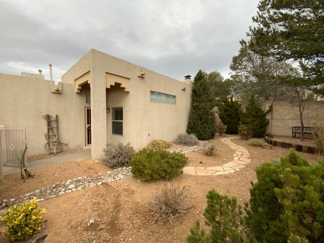 Building Photo - 3 Bedroom Single Story Home Available near...