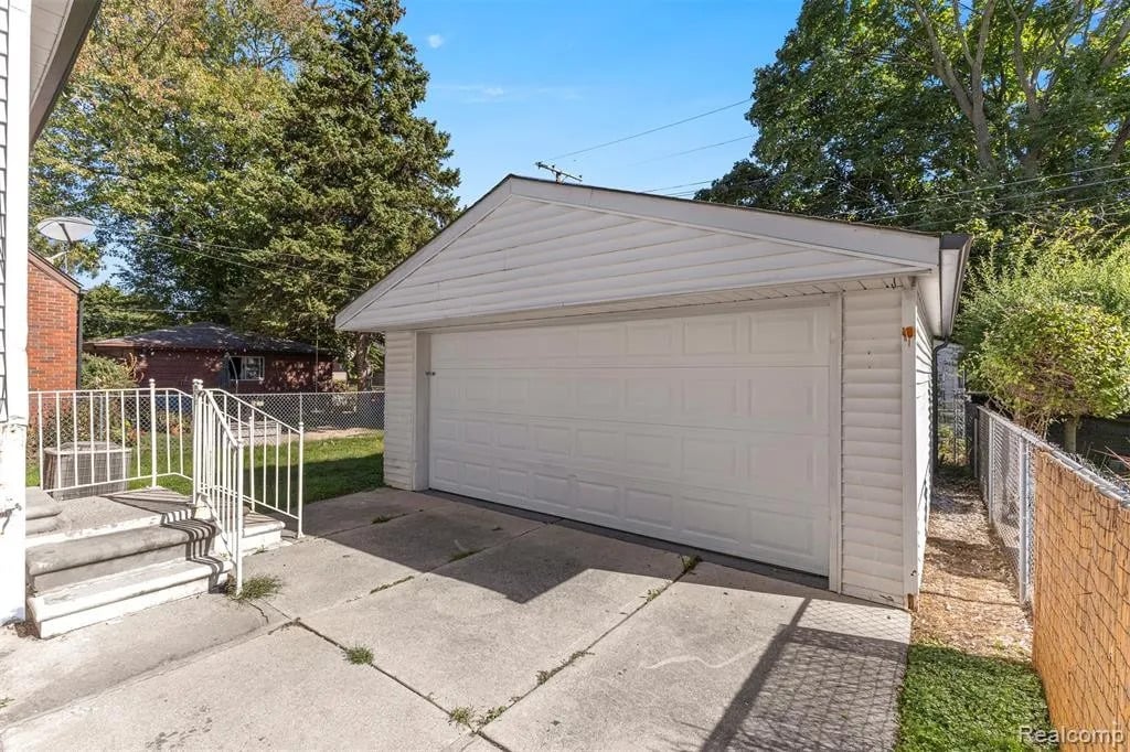 Building Photo - 3369 Pelham St