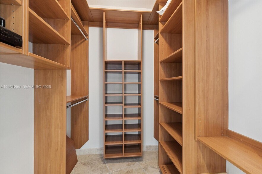 Building Photo - 1000 S Pointe Dr