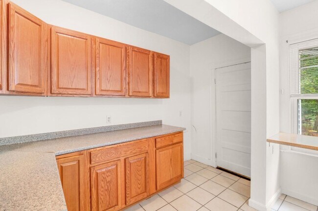 Building Photo - 114 Cedar St