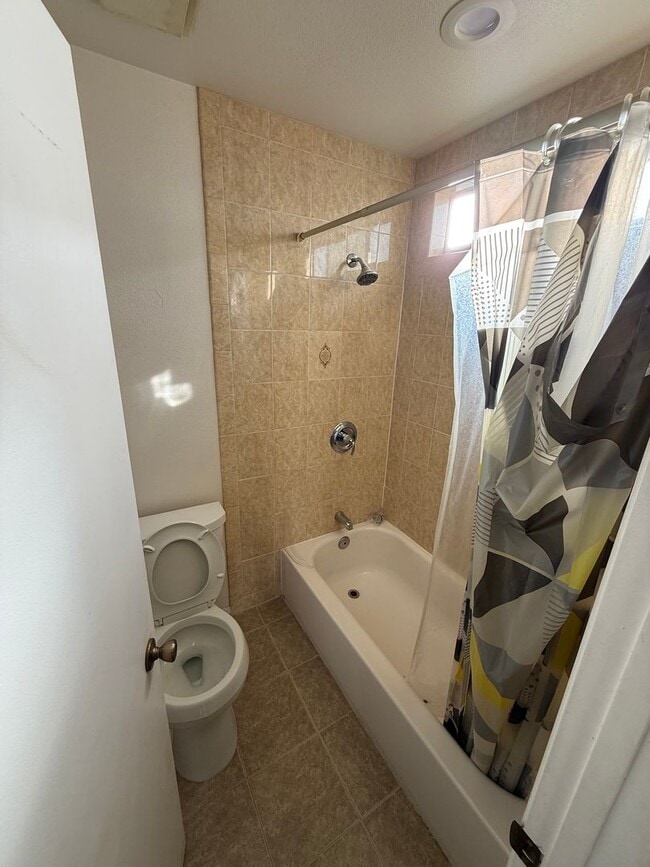 Building Photo - Prime Location End-Unit 3BR 2.5BA Townhome for Rent