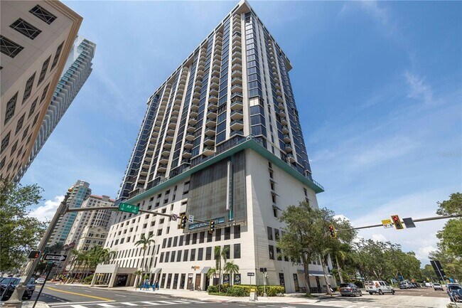 Building Photo - 1 Beach Dr SE