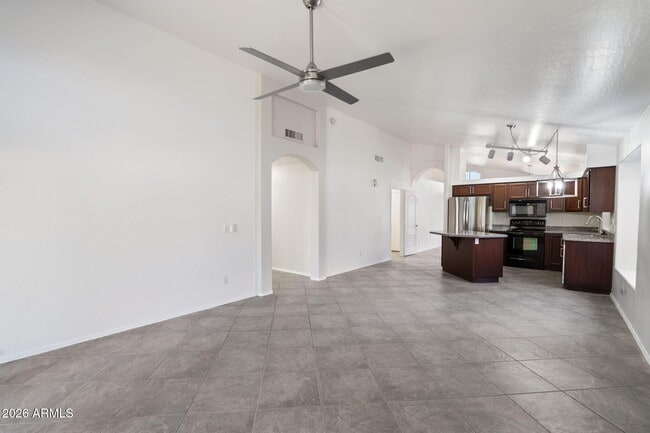 Building Photo - 523 W Kelton Ln