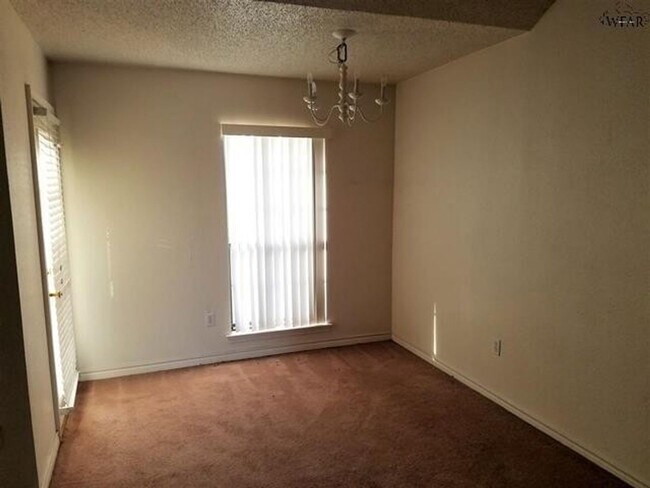 Building Photo - 3 bedroom, 2 bath close to Sheppard AFB