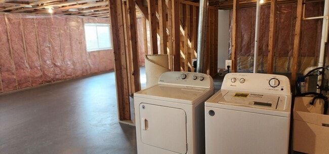 Building Photo - Beautiful 2 bedroom 1 bath End Unit Townhouse