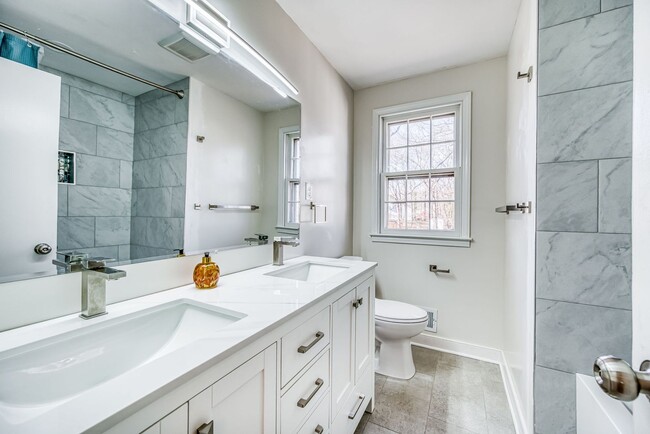 Building Photo - Spacious Chesterfield Home Move In Ready