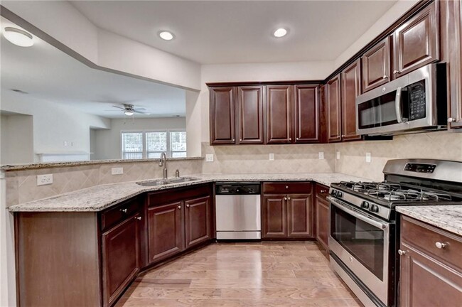 Building Photo - 2152 Greencrest Cir
