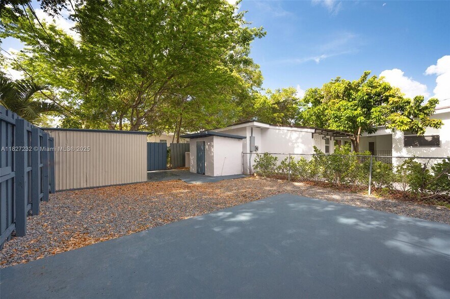 Building Photo - 2332 SW 26th Ln
