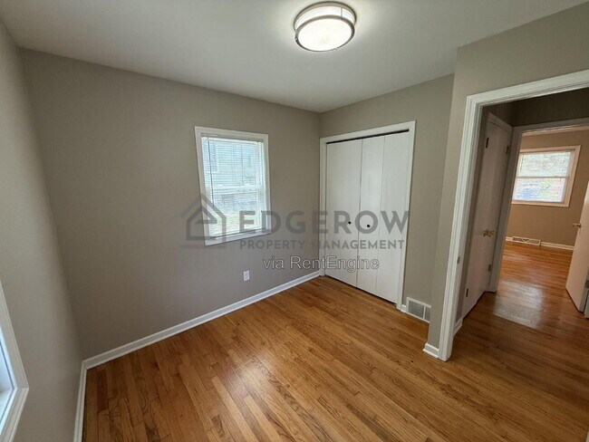 Building Photo - 1240 Emerald Ave NE
