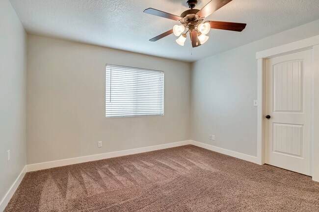 Building Photo - 939 W 175 S