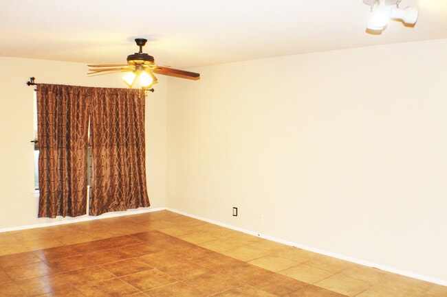 Building Photo - Lovely rental home near UTSA and USAA. Rea...