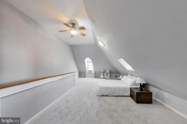 Building Photo - 1006 Otis Pl NW