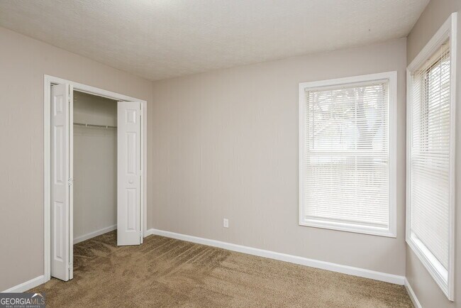 Building Photo - 827 New England Ct
