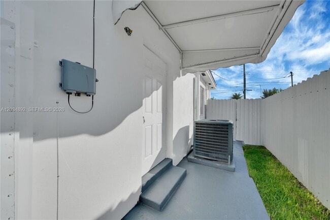 Building Photo - 7555 SW 28th Street Rd