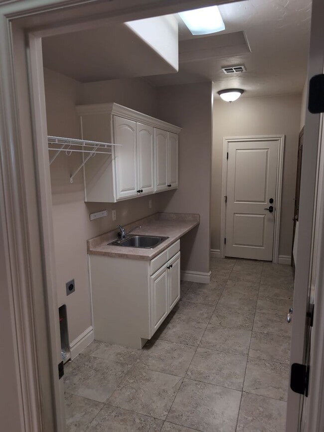 Building Photo - PET FRIENDLY -Spacious 6 Bedroom Home in St. George