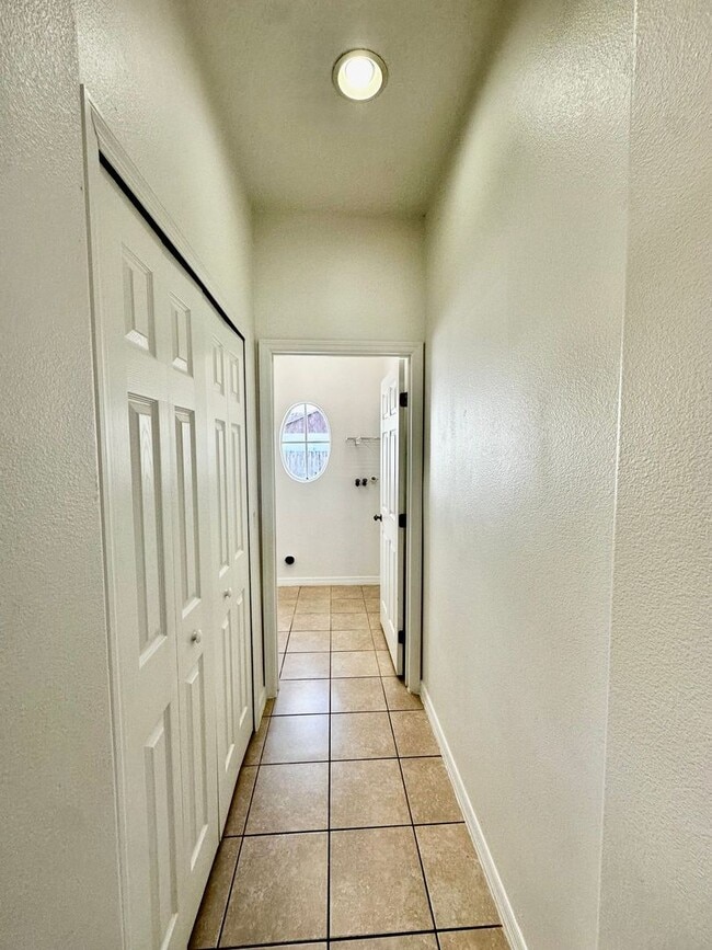 Building Photo - *Move In Ready* Bright & Spacious 3BR/2BA Home with Open Layout & Huge Backyard in Orlando