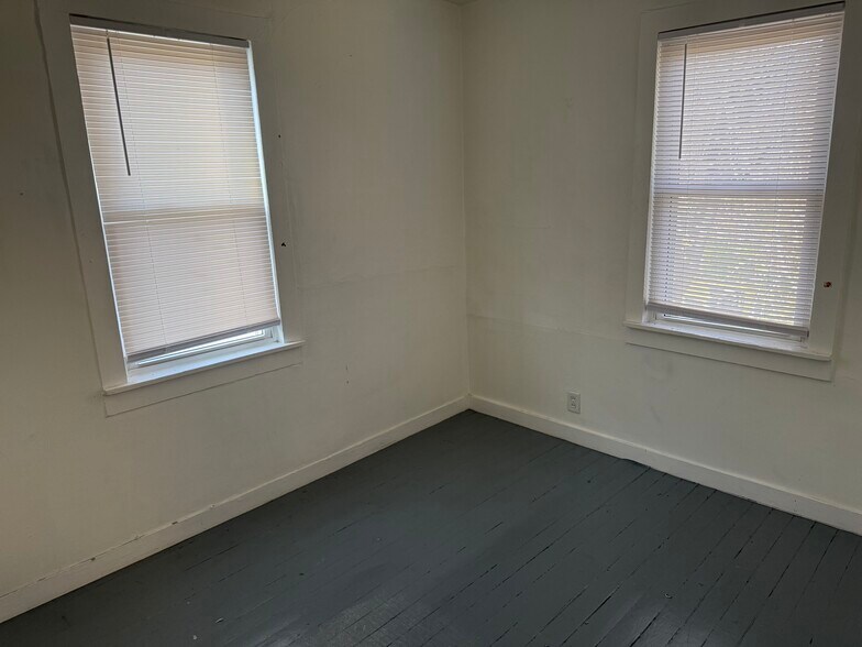 Building Photo - 518 E Vaile Ave