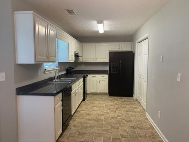 Building Photo - Beautiful 3BR / 2.5BA Split Level with Expansive Backyard and Privacy Fence!