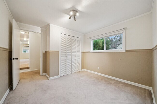 Building Photo - Beautiful Hillsdale 4 BR, 2 BA home