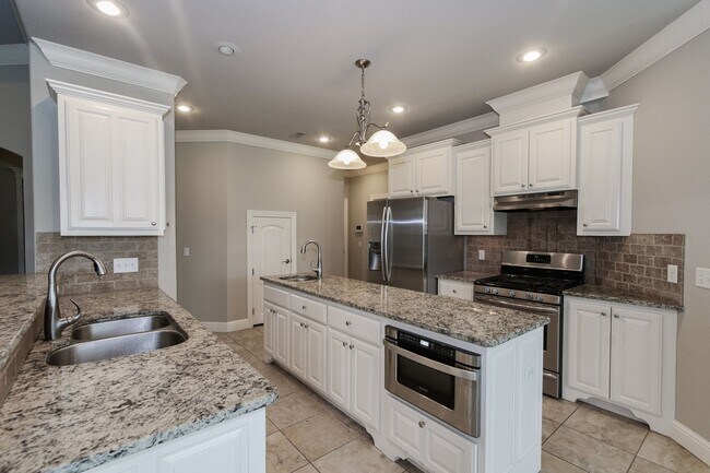 Building Photo - Gorgeous 3 bed/3 bath home in great Bentonville neighborhood