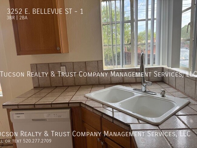 Building Photo - 3252 E Bellevue St