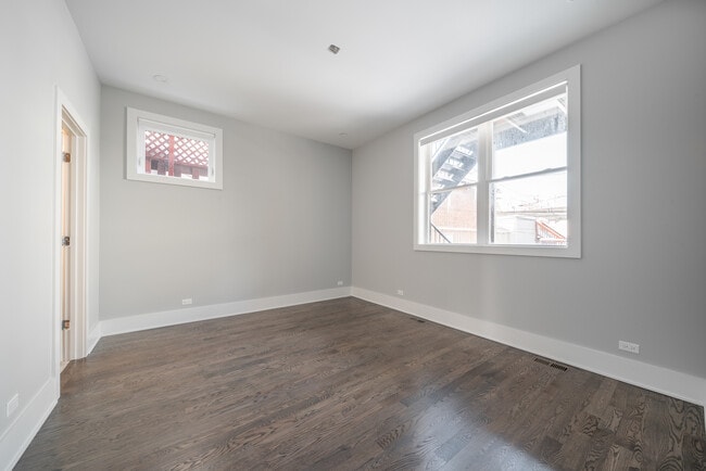 Building Photo - 556 W 18th St