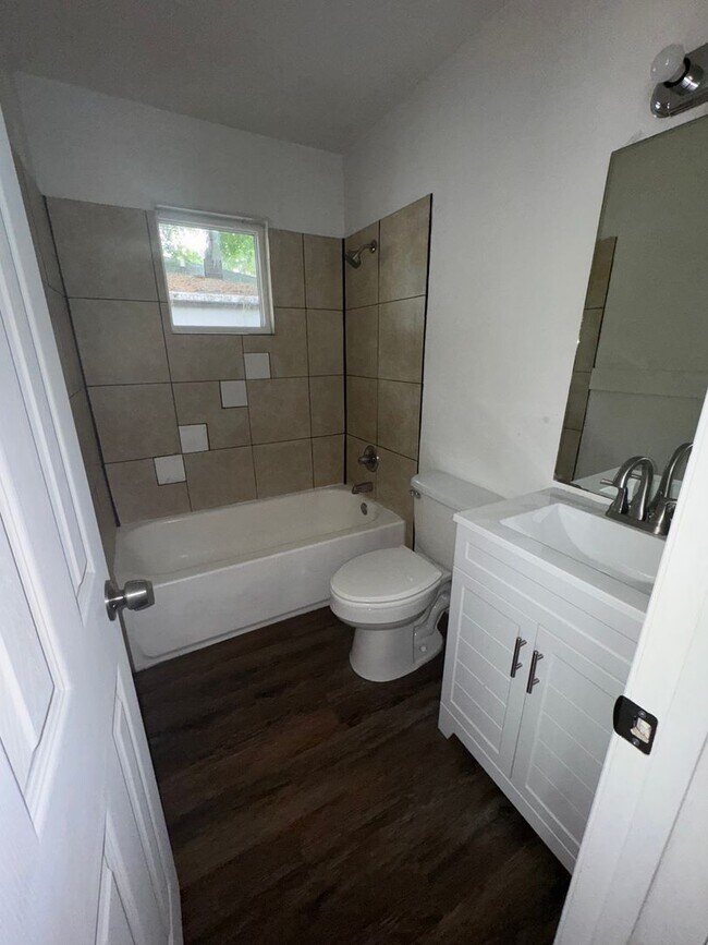 Building Photo - Spacious 2-Bedroom Duplex in Prime Gainesv...