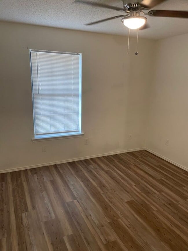 Building Photo - 716 Woodland Ct