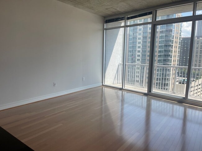 Building Photo - Gorgeous Condo @ Midtown Plaza 1B/1B In Am...