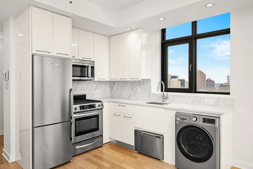 Building Photo - 49 E 34th St