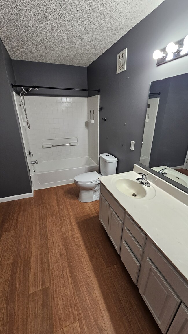 Building Photo - 10991 Oak Grv Cir