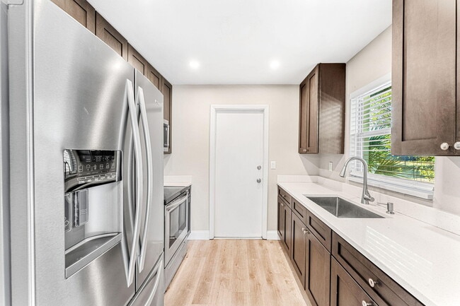 Building Photo - 2160 Fairlane Dr