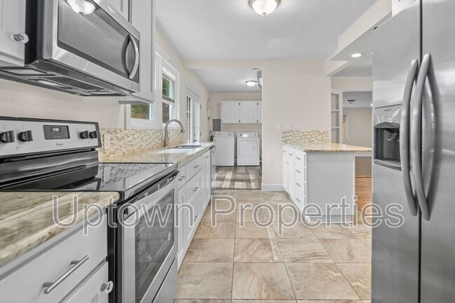 Building Photo - 9520 SW Cypress St