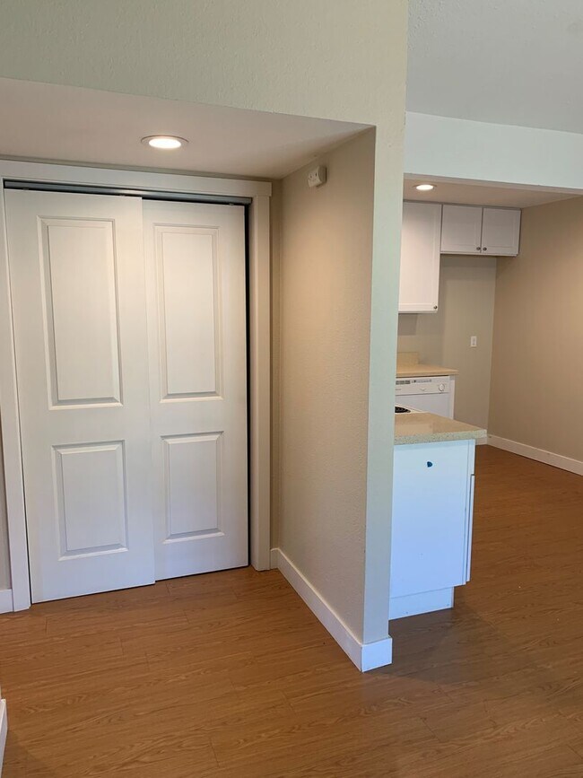 Building Photo - 7533-7535 Gallant Circle