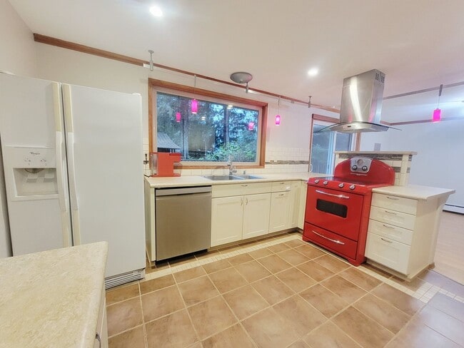 Building Photo - Spacious 3-Bedroom Home with Fenced Yard &...